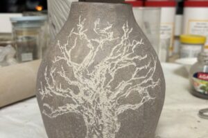 Scratching the tree of life onto an urn